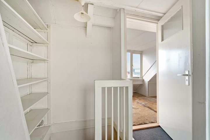 Spacious terraced home with renovation potential in Den Helder — 33
