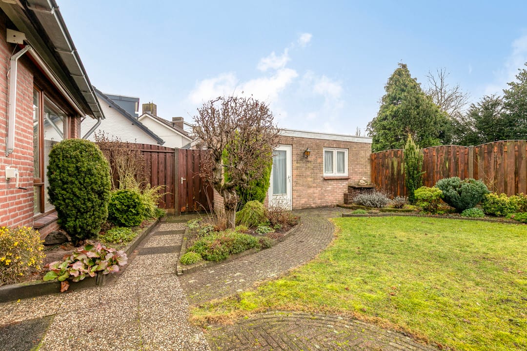 Foto 37 van Burgemeester van der Weidenlaan 63