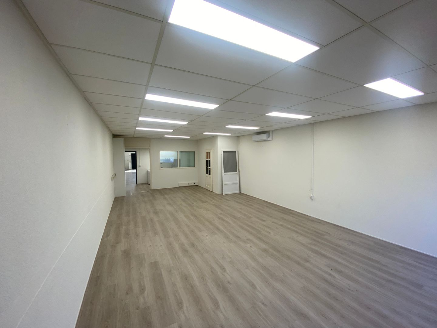 View photo 2 of Markerkant 12 1-12