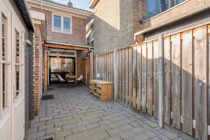 Photo 4 of Burgemeester J.C. van den Bergplein 26