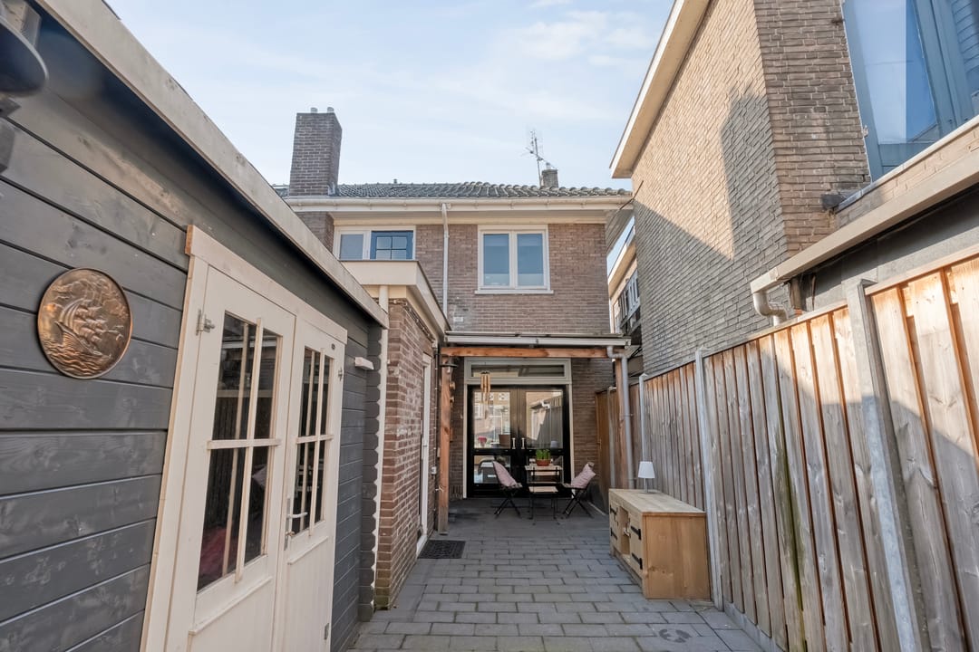 Foto 28 van Burgemeester J.C. van den Bergplein 26