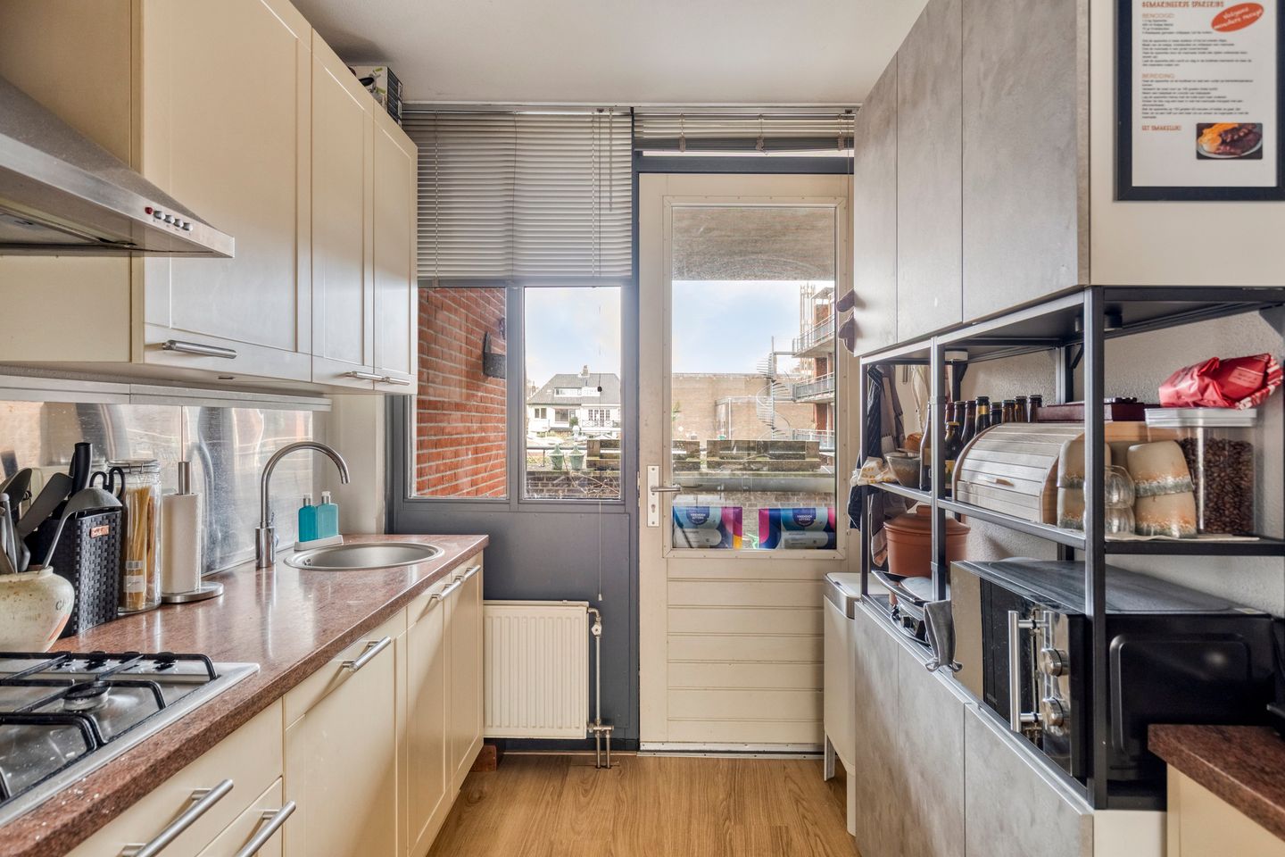 Photo 10 of Van Oldenbarneveldtstraat 15-10