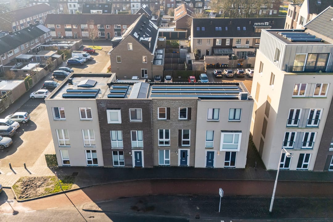 Move-in ready, energy-efficient townhouse with 5 bedrooms and sunny south-facing garden — 34