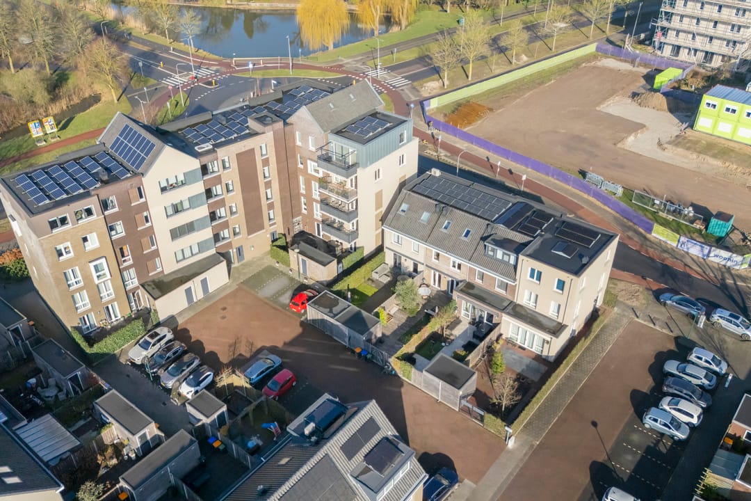 Move-in ready, energy-efficient townhouse with 5 bedrooms and sunny south-facing garden — 38
