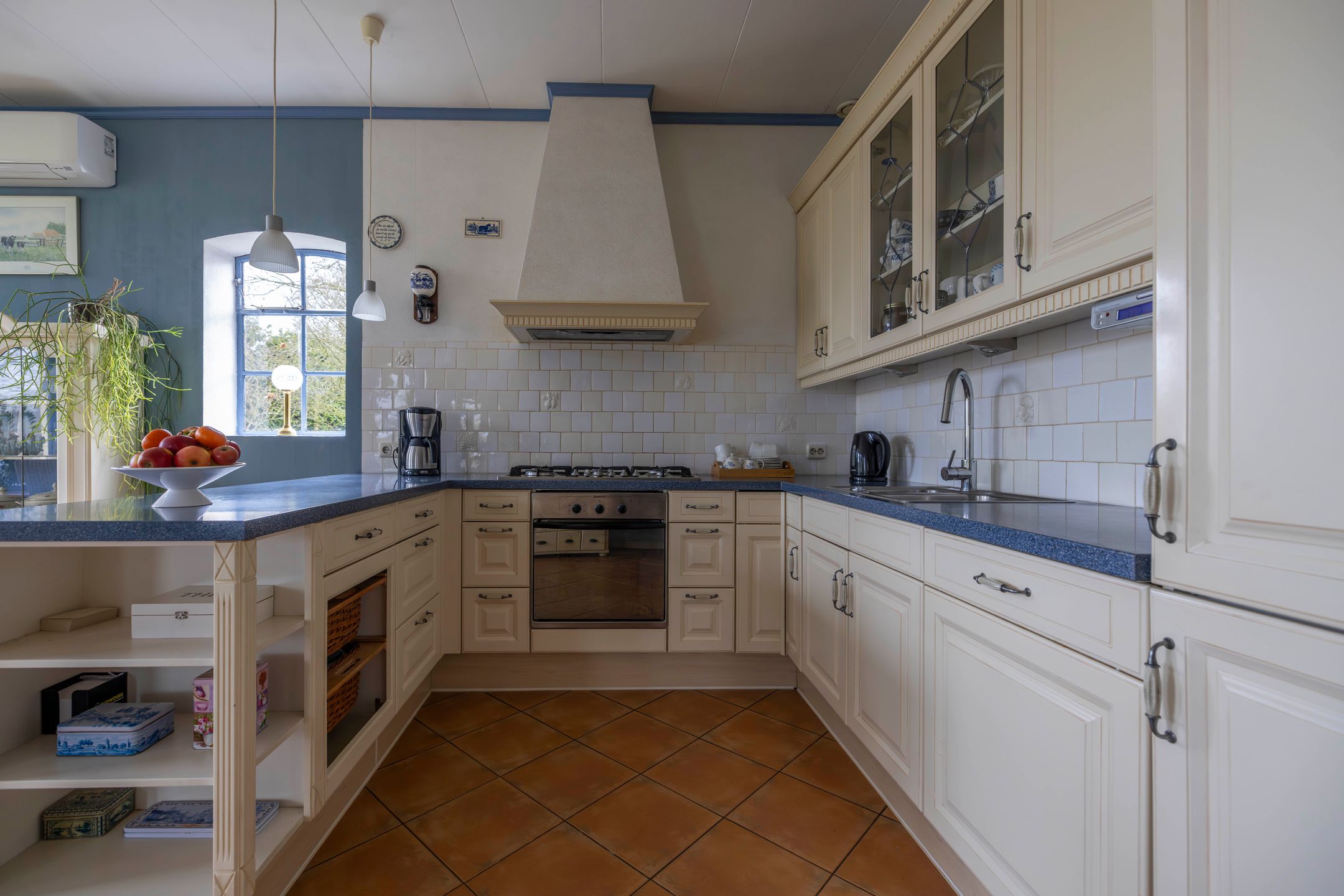 Foto 18 van W H van Heemstraweg 10