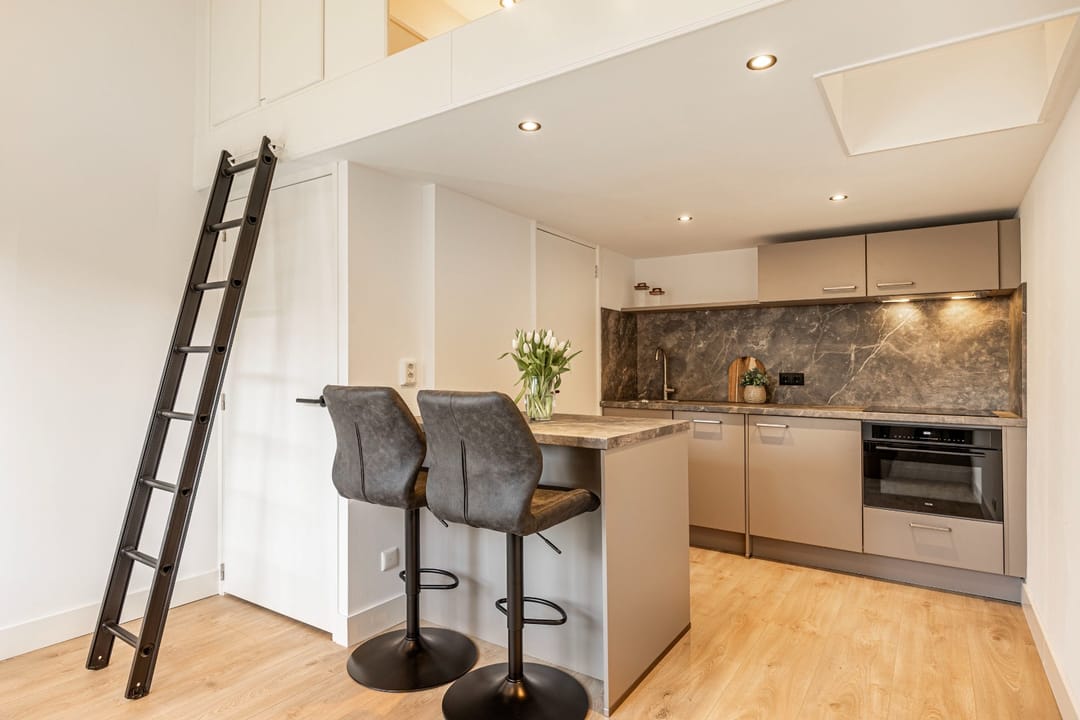 185.jpg?options=width=1080