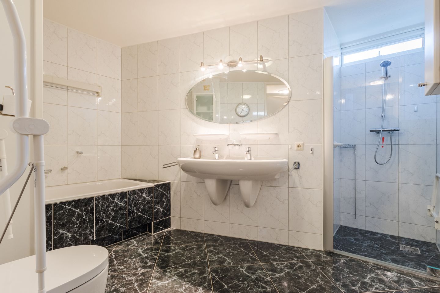 Photo 40 of Esstraat 10-12