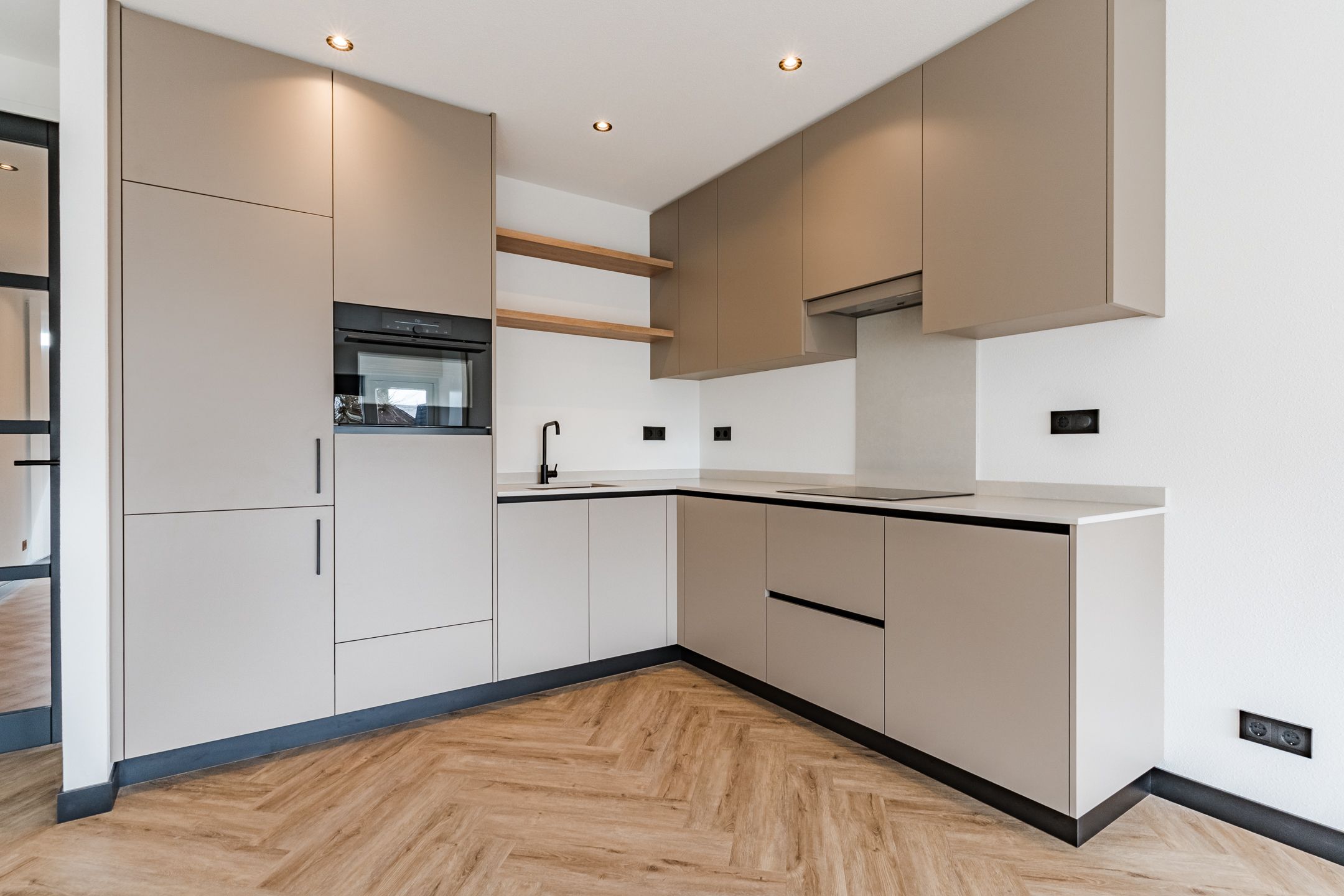 Photo 6 of Willibrorduslaan 10-E