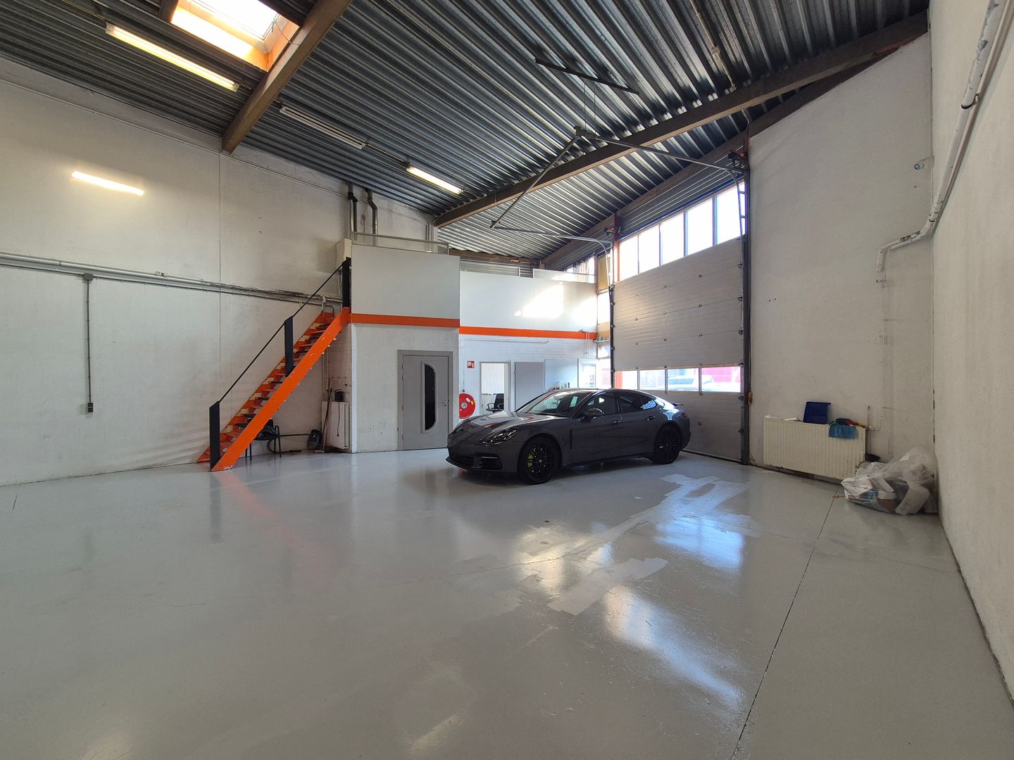 View photo 3 of Newtonweg 15