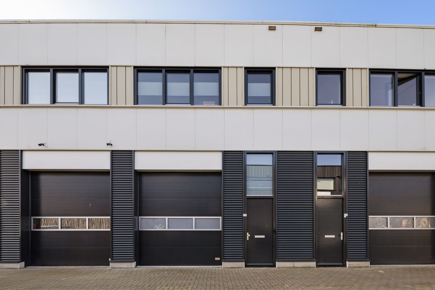 View photo 1 of Neon 27-e