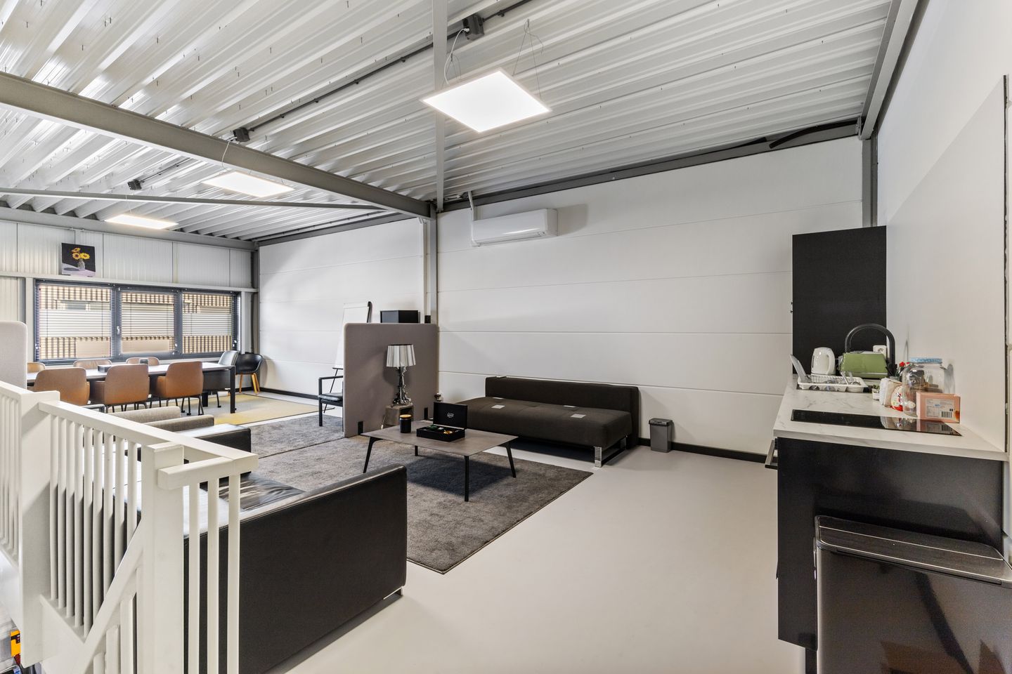 View photo 3 of Neon 27-e