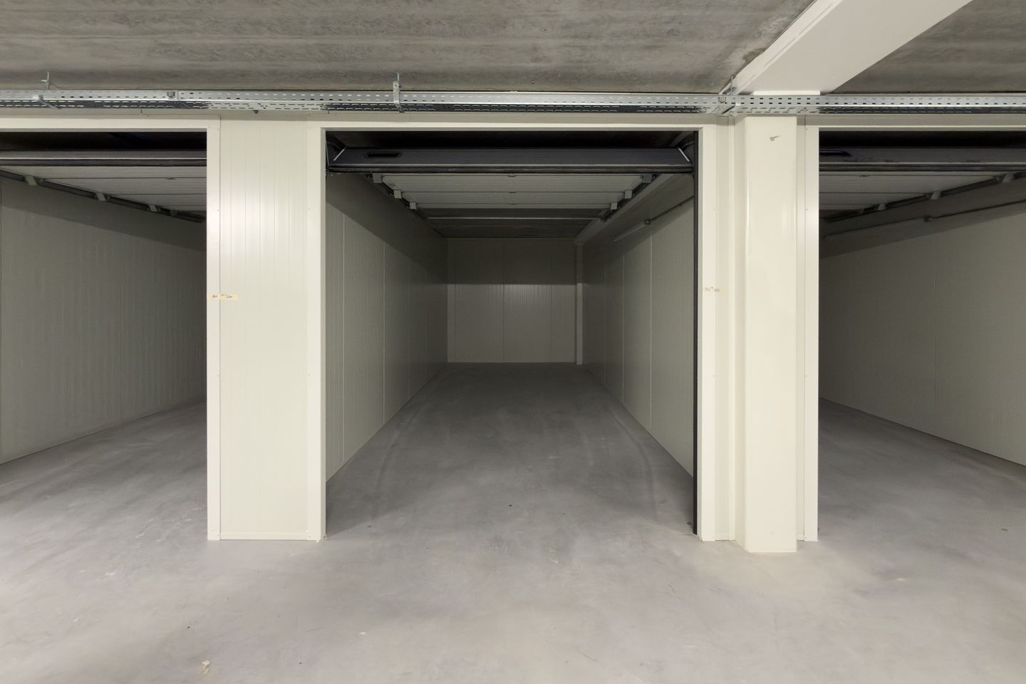 View photo 4 of Steur 210