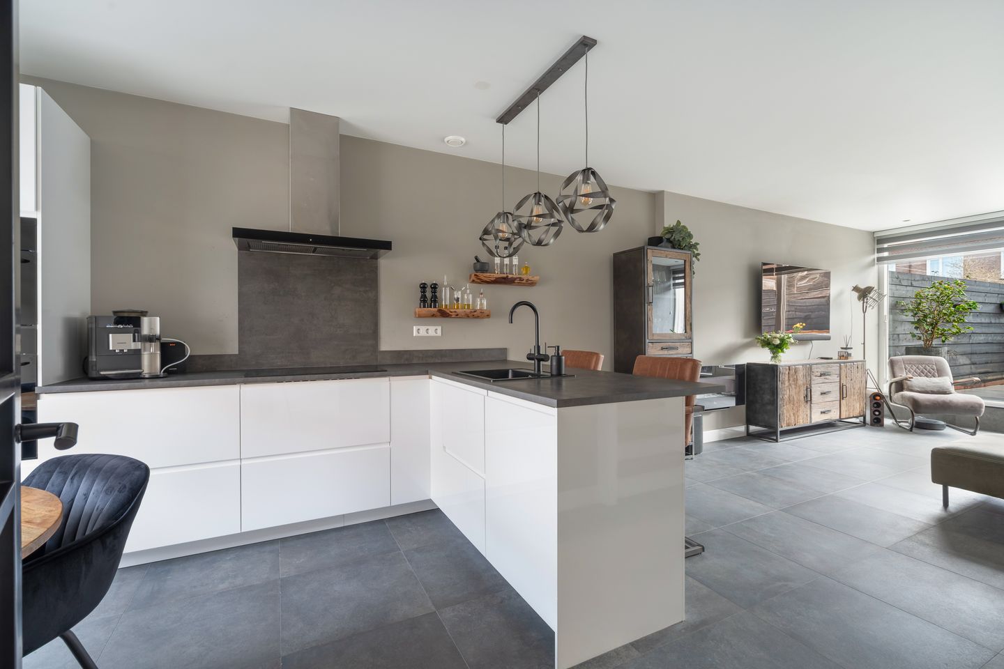 Photo 4 of Emmastraat 35