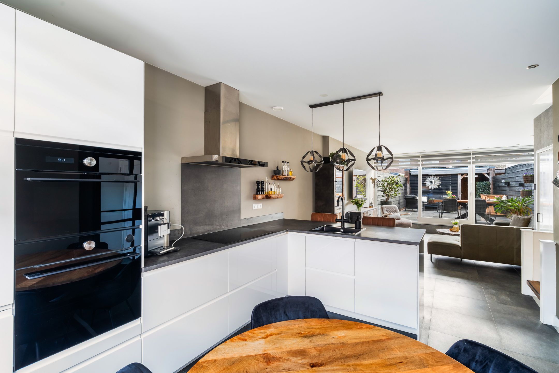 Photo 15 of Emmastraat 35
