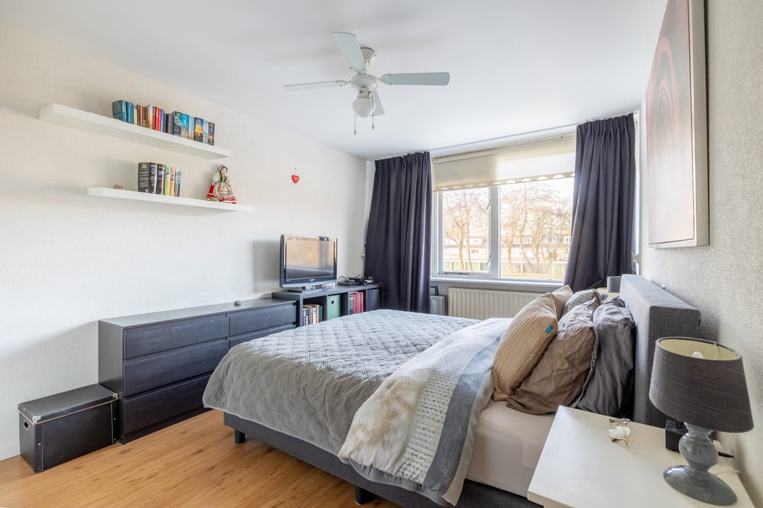 Spacious Family Home in Zaandam with Garden and Serre — 24