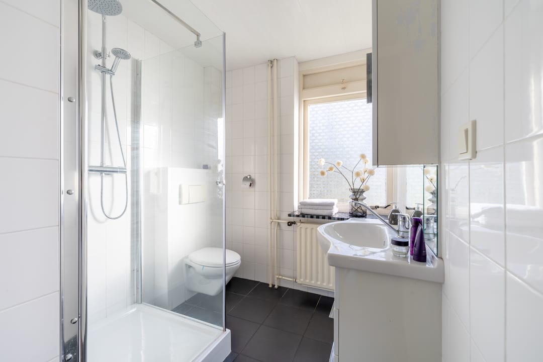 Spacious Family Home in Zaandam with Garden and Serre — 29