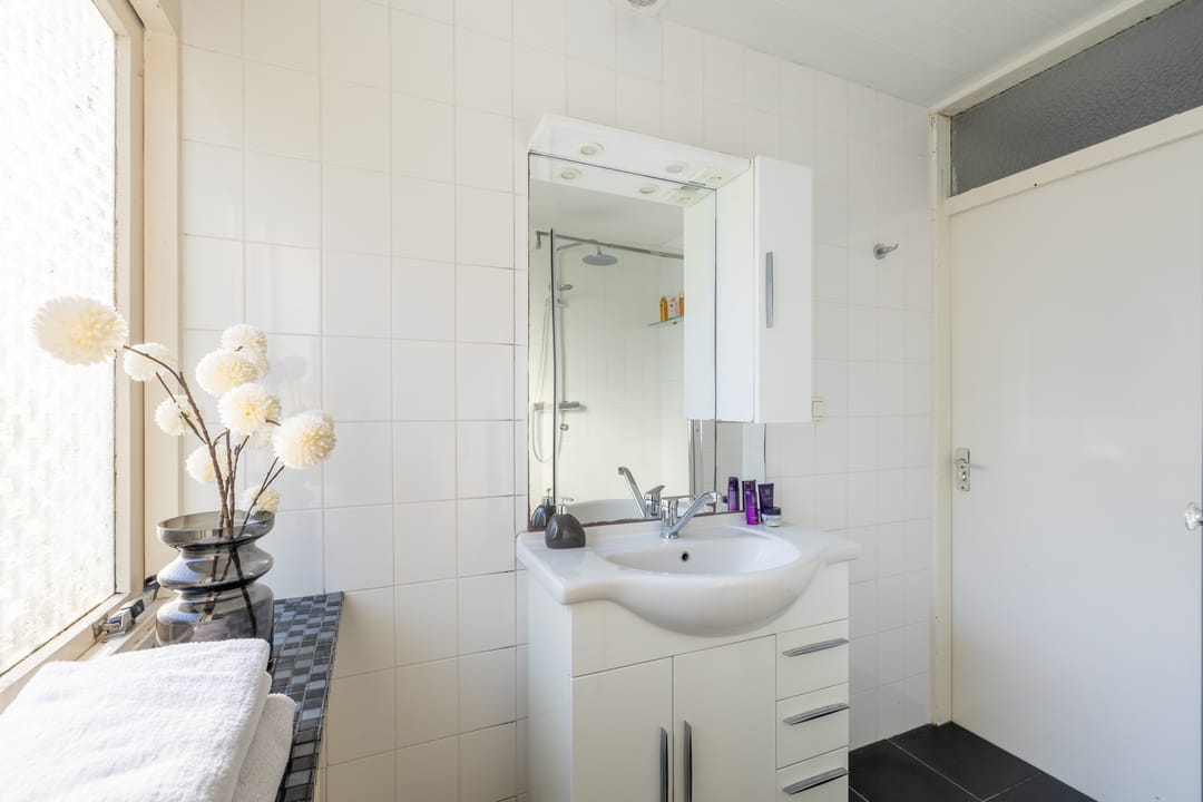 Spacious Family Home in Zaandam with Garden and Serre — 30