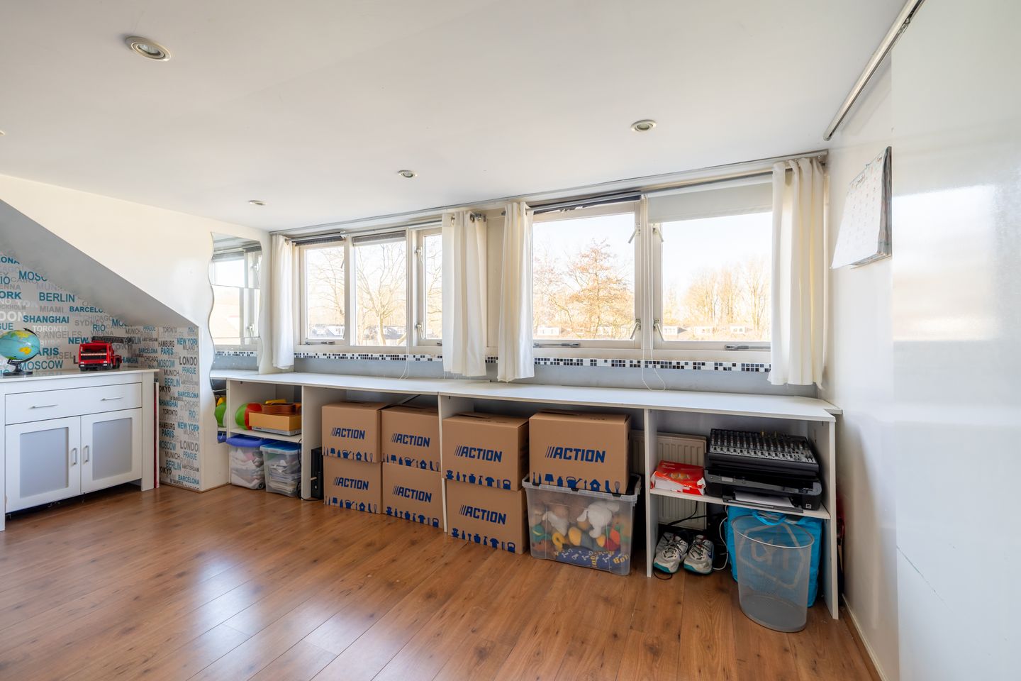 Spacious Family Home in Zaandam with Garden and Serre — 32