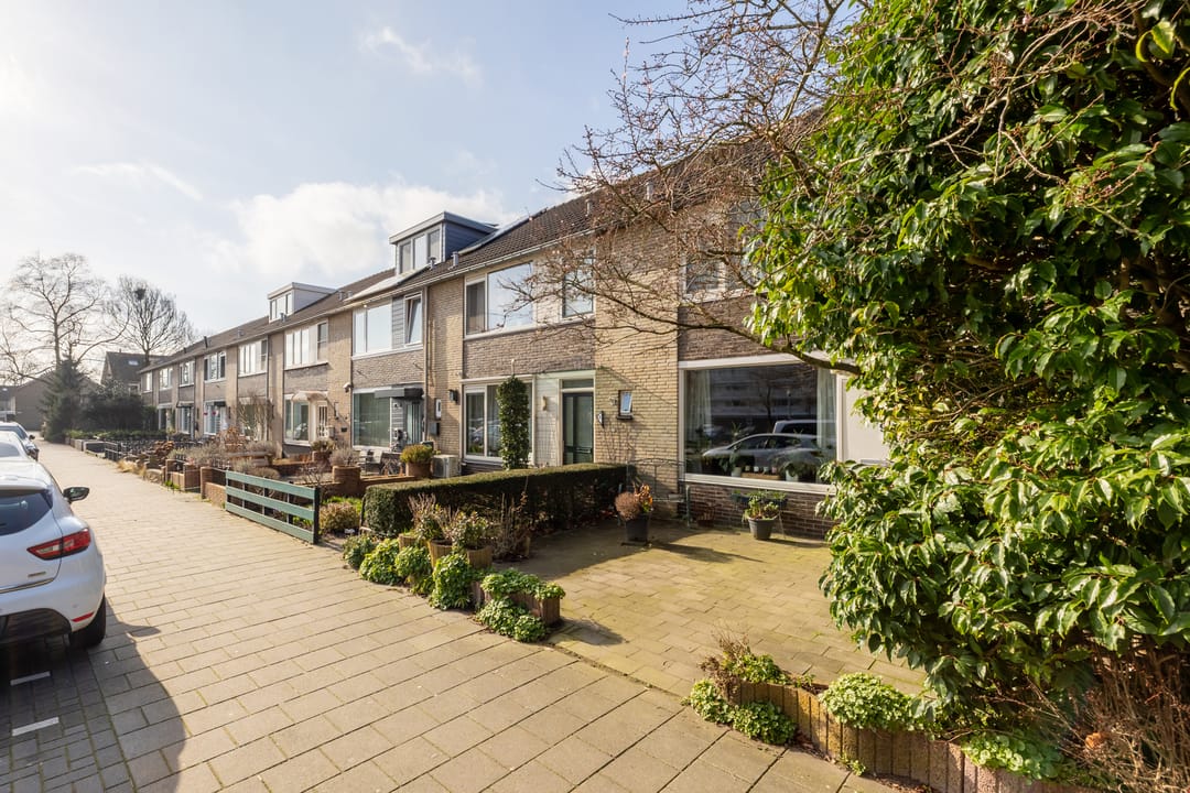 Spacious Family Home in Zaandam with Garden and Serre — 39