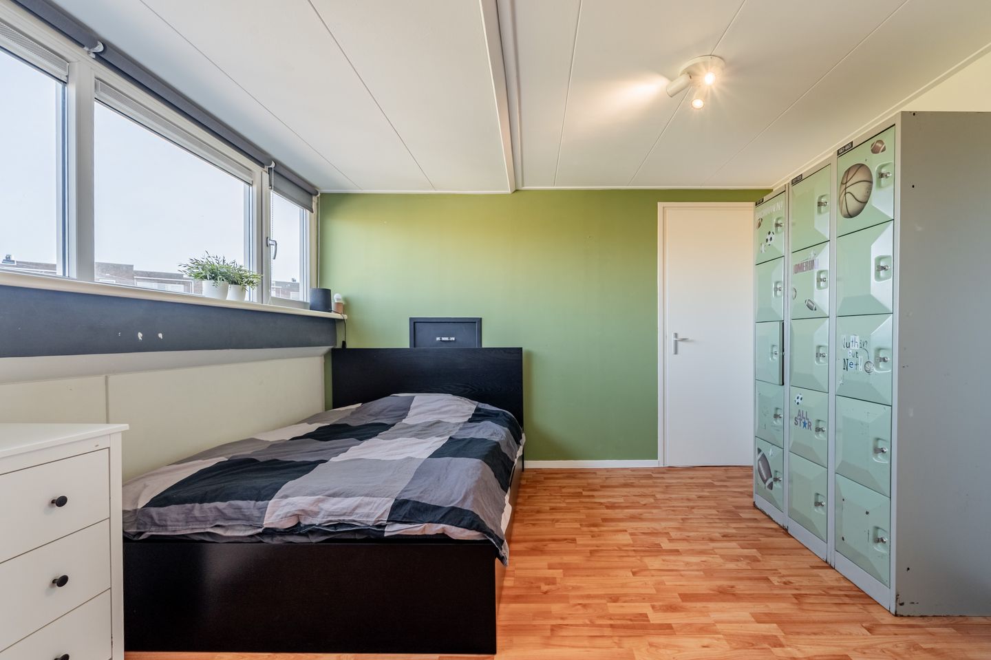 Spacious family home with 4 bedrooms and sunny backyard in Noordwijk — 31