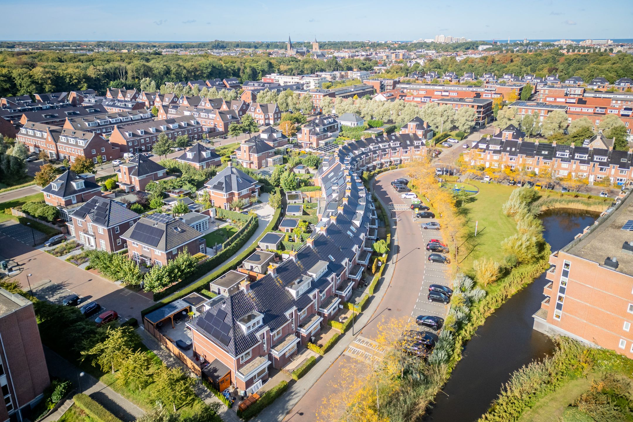 Spacious family home with 4 bedrooms and sunny backyard in Noordwijk — 45