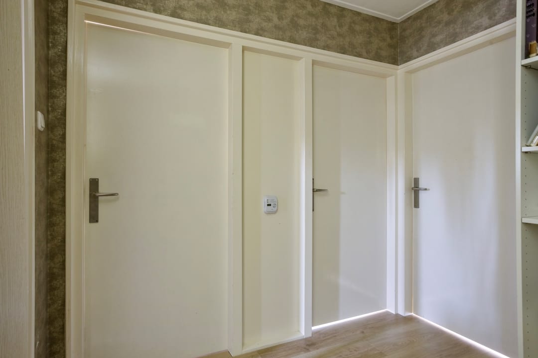 Spacious semi-detached home with living kitchen and veranda — 26