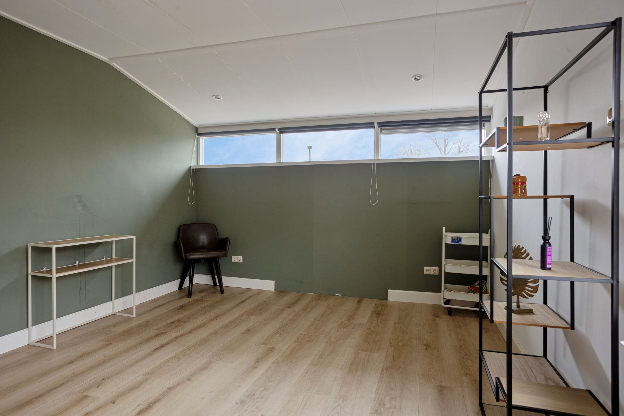 Spacious semi-detached home with living kitchen and veranda — 32