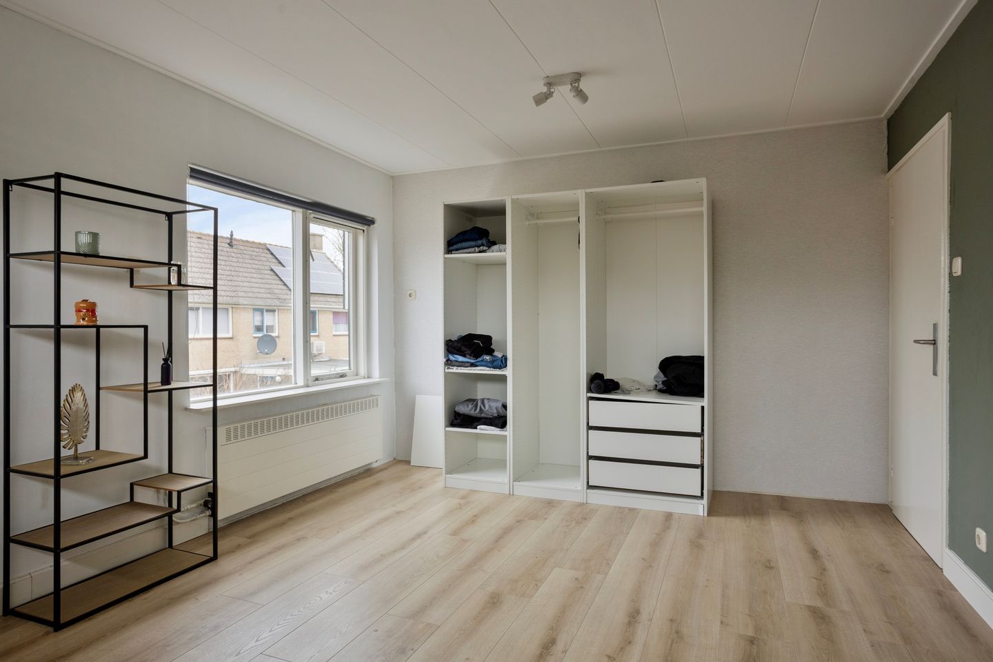 Spacious semi-detached home with living kitchen and veranda — 34