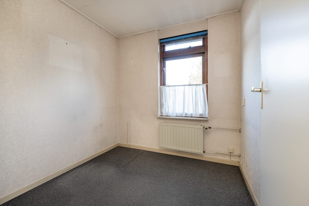 Spacious Starter Home with Potential in Sommelsdijk — 13