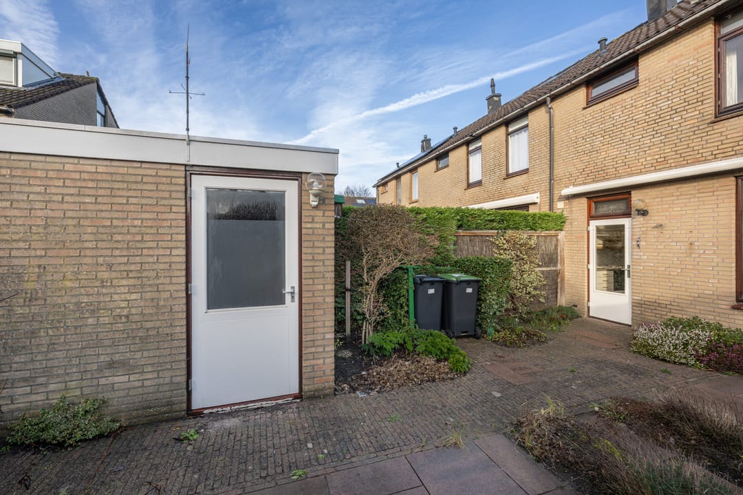 Spacious Starter Home with Potential in Sommelsdijk — 20