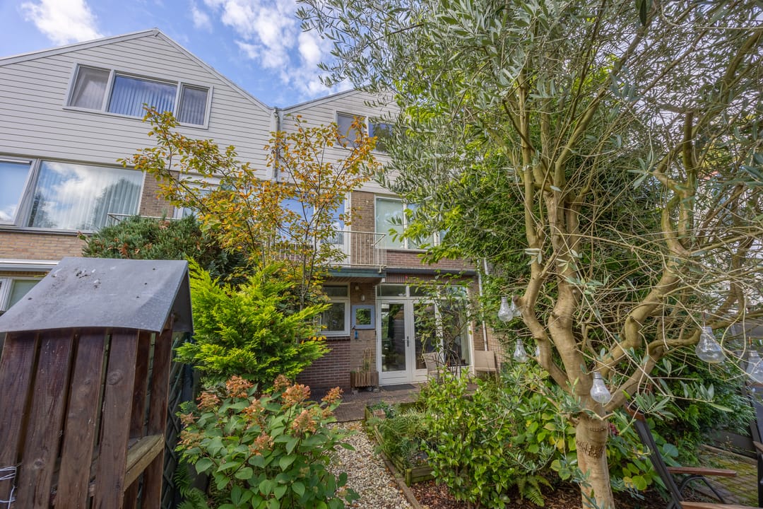Charming terraced house on private land near the train station — 13