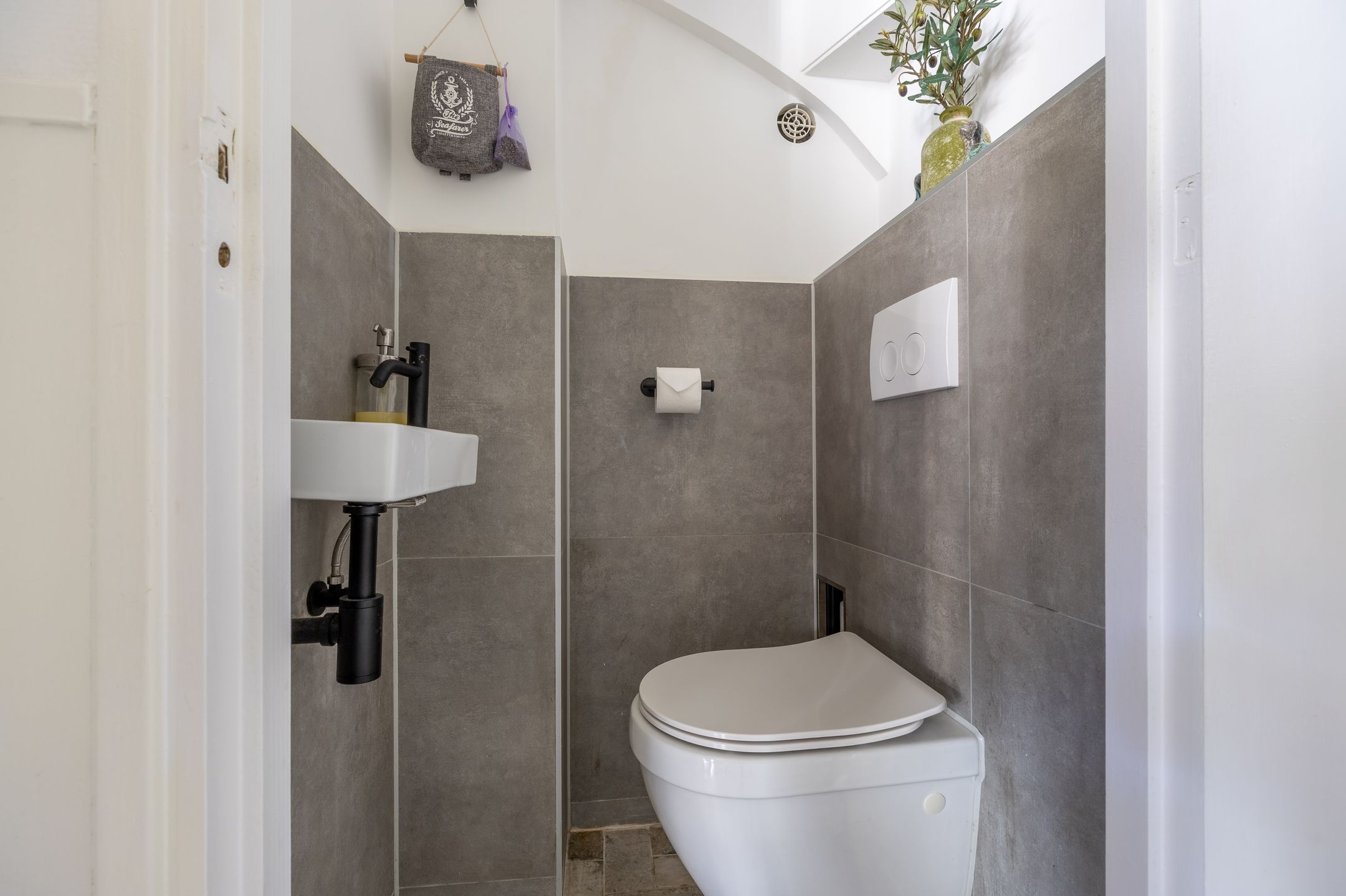 Charming terraced house on private land near the train station — 15
