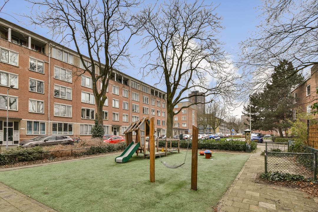 Bright Apartment with Sunny South-Facing Balcony in Kralingen — 22