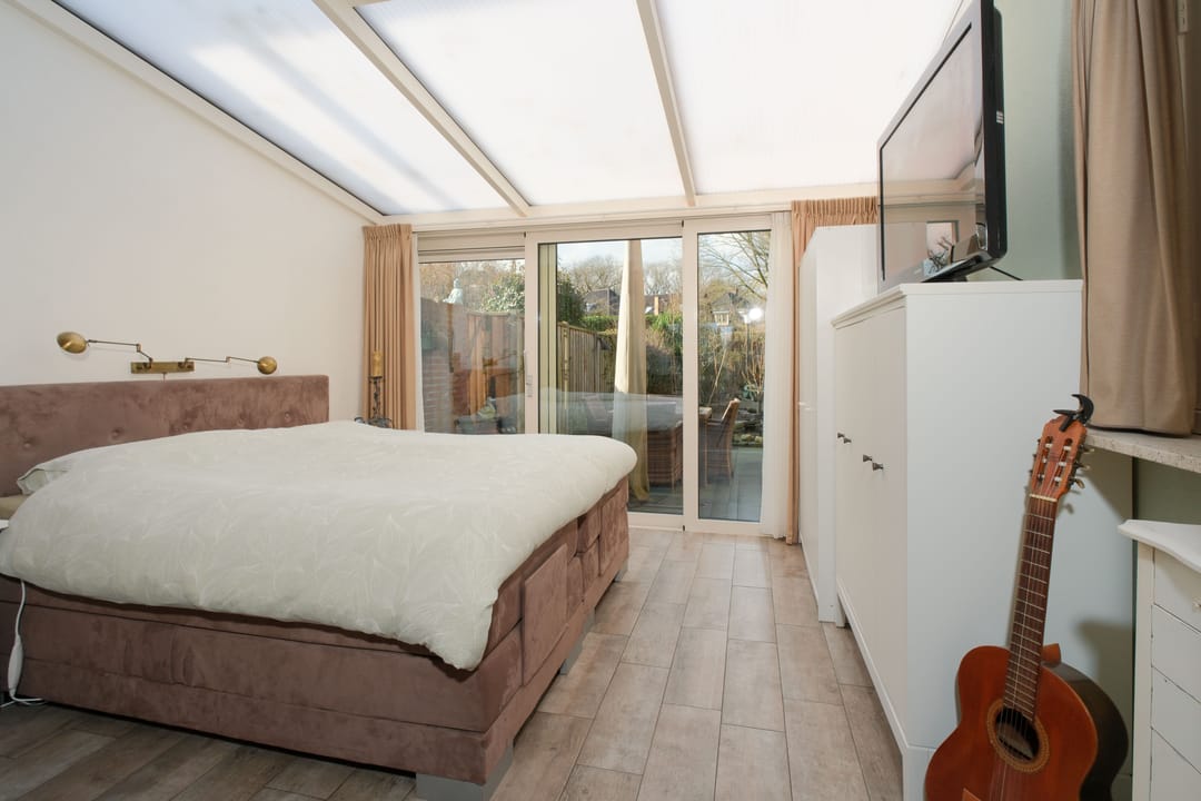 Characteristic Semi-Detached Family Home with Spacious Garden and Water View in Almelo — 8
