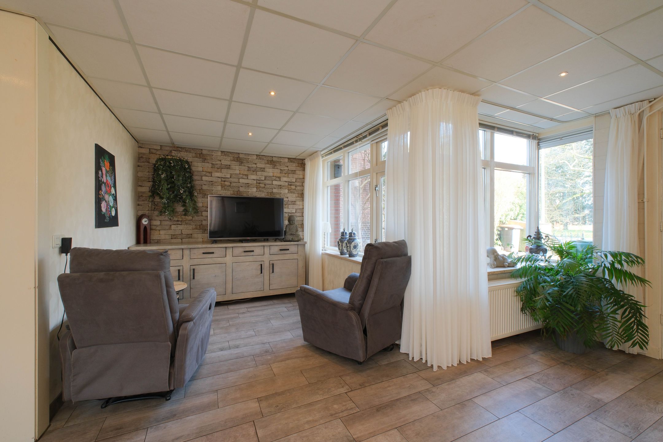 Characteristic Semi-Detached Family Home with Spacious Garden and Water View in Almelo — 9