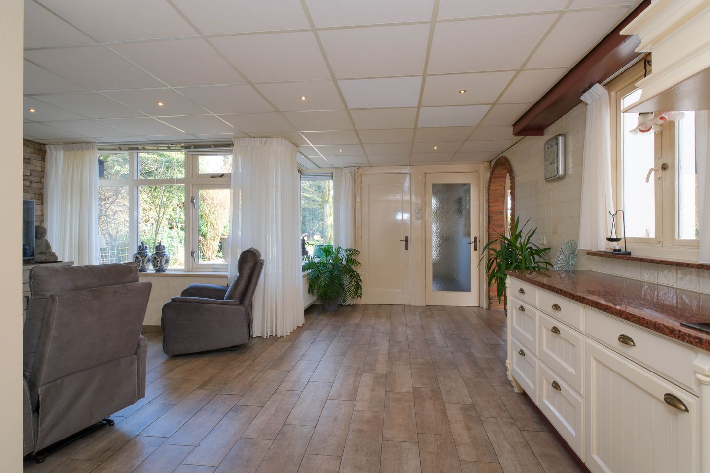 Characteristic Semi-Detached Family Home with Spacious Garden and Water View in Almelo — 10
