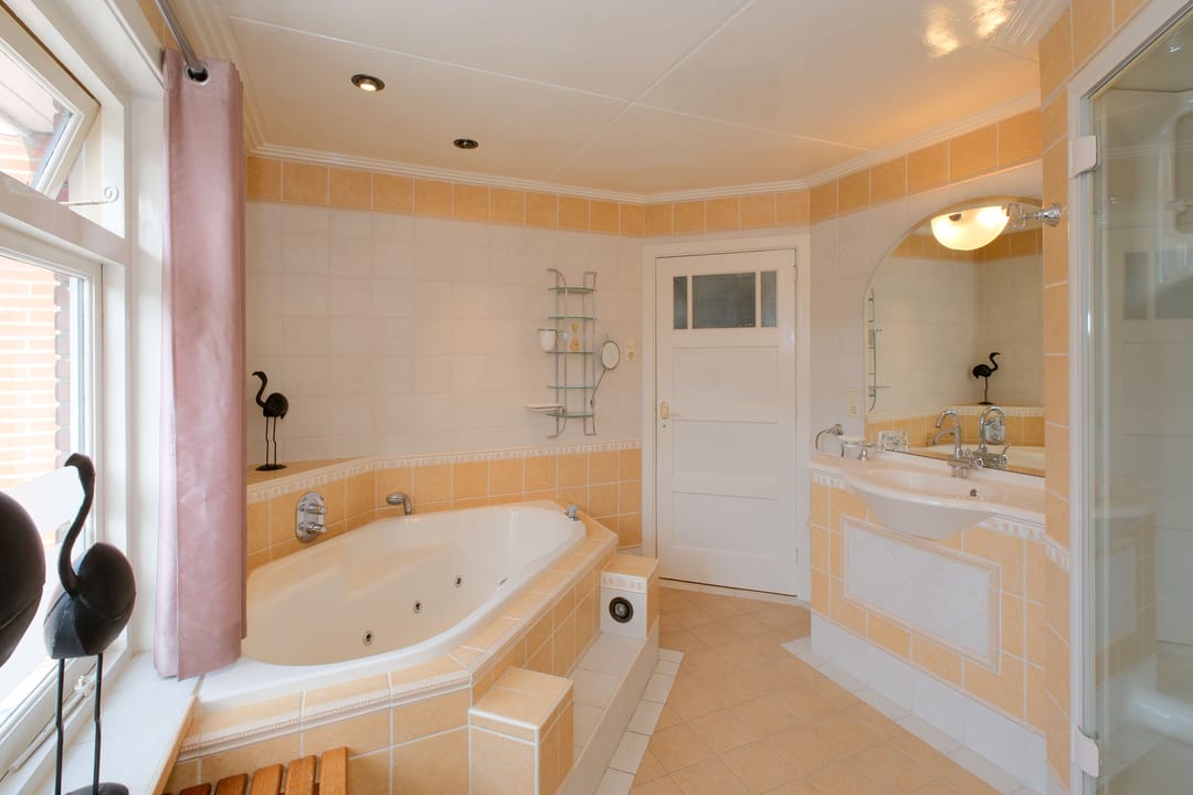 Characteristic Semi-Detached Family Home with Spacious Garden and Water View in Almelo — 22