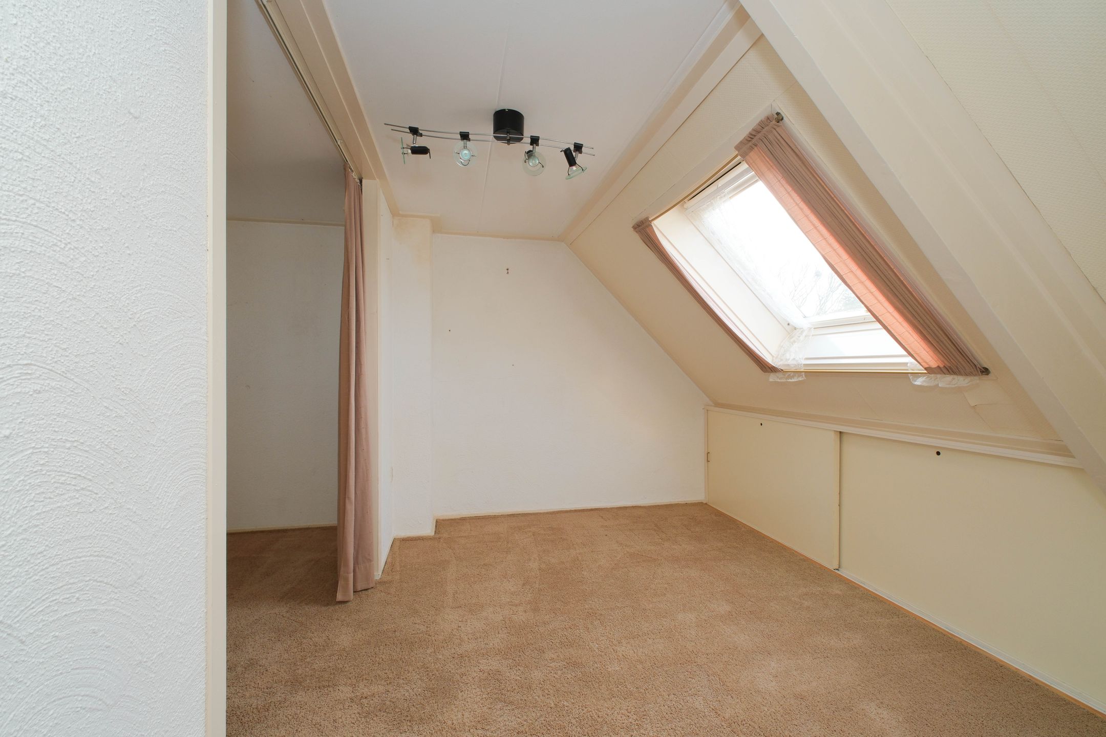 Characteristic Semi-Detached Family Home with Spacious Garden and Water View in Almelo — 24
