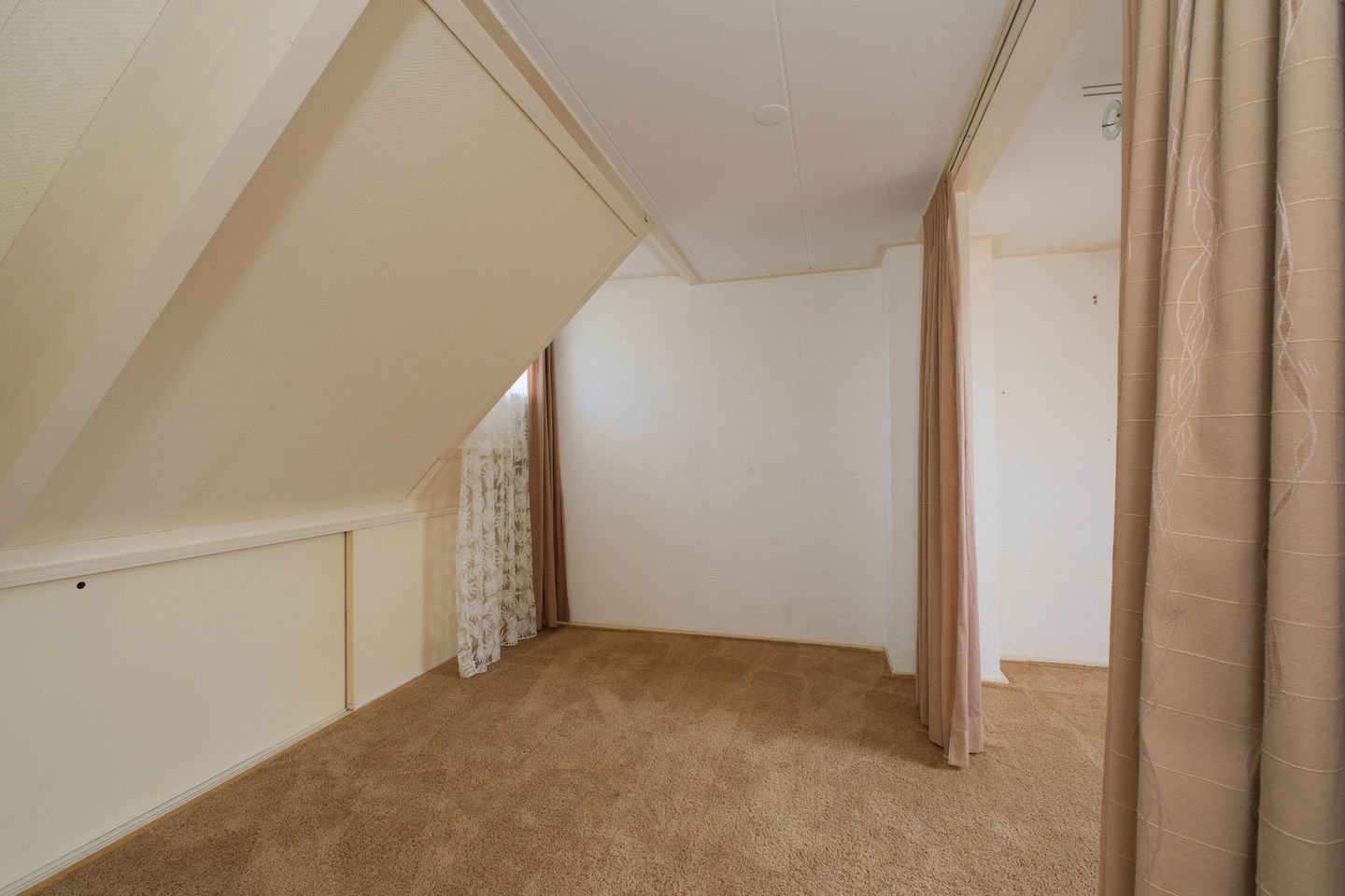 Characteristic Semi-Detached Family Home with Spacious Garden and Water View in Almelo — 25