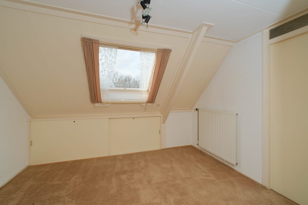 Characteristic Semi-Detached Family Home with Spacious Garden and Water View in Almelo — 26