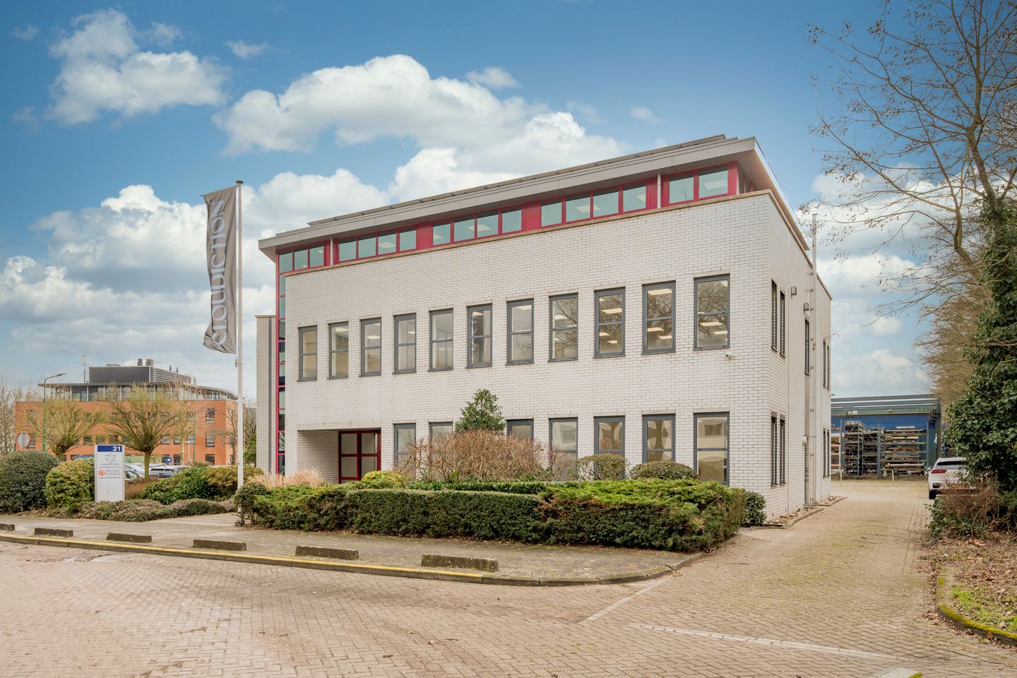 Bekijk foto 2 van Baarnsche dijk 21