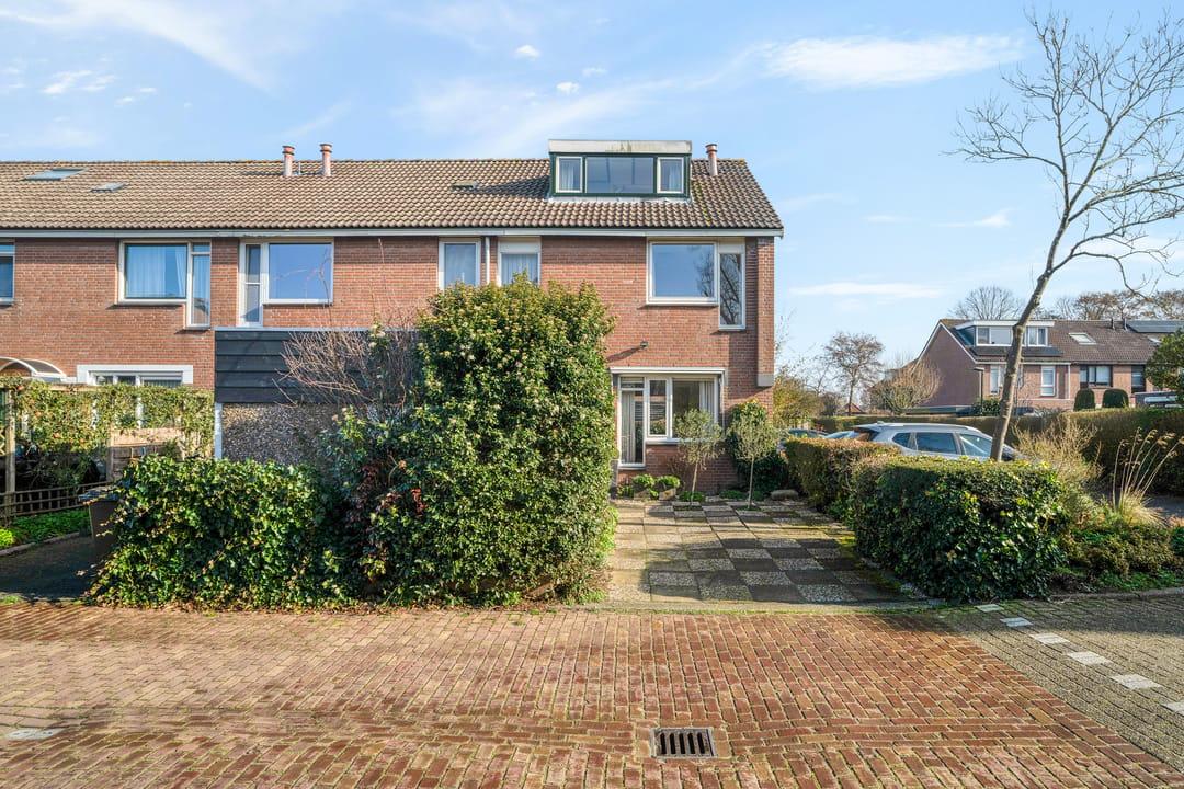 Gezins hoekwoning met achtertuin en eigen oprit in Voorburg