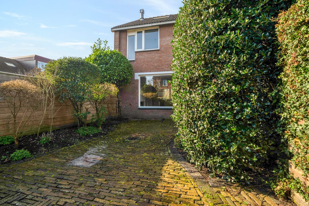 Family Corner House with Backyard and Private Driveway in Voorburg — 29