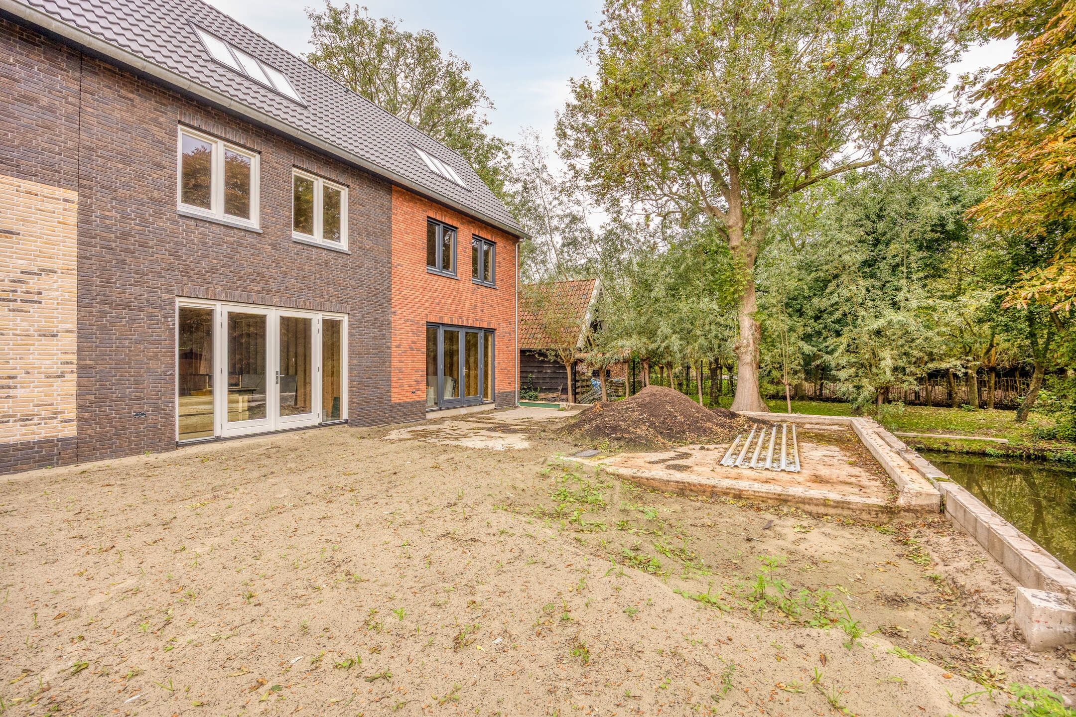 Newly built corner home with five bedrooms in picturesque Wijngaarden — 48