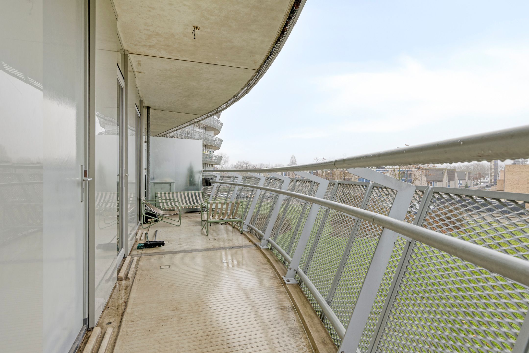 Modern corner apartment with sunny 180-degree balcony and parking in Hoogvliet — 24