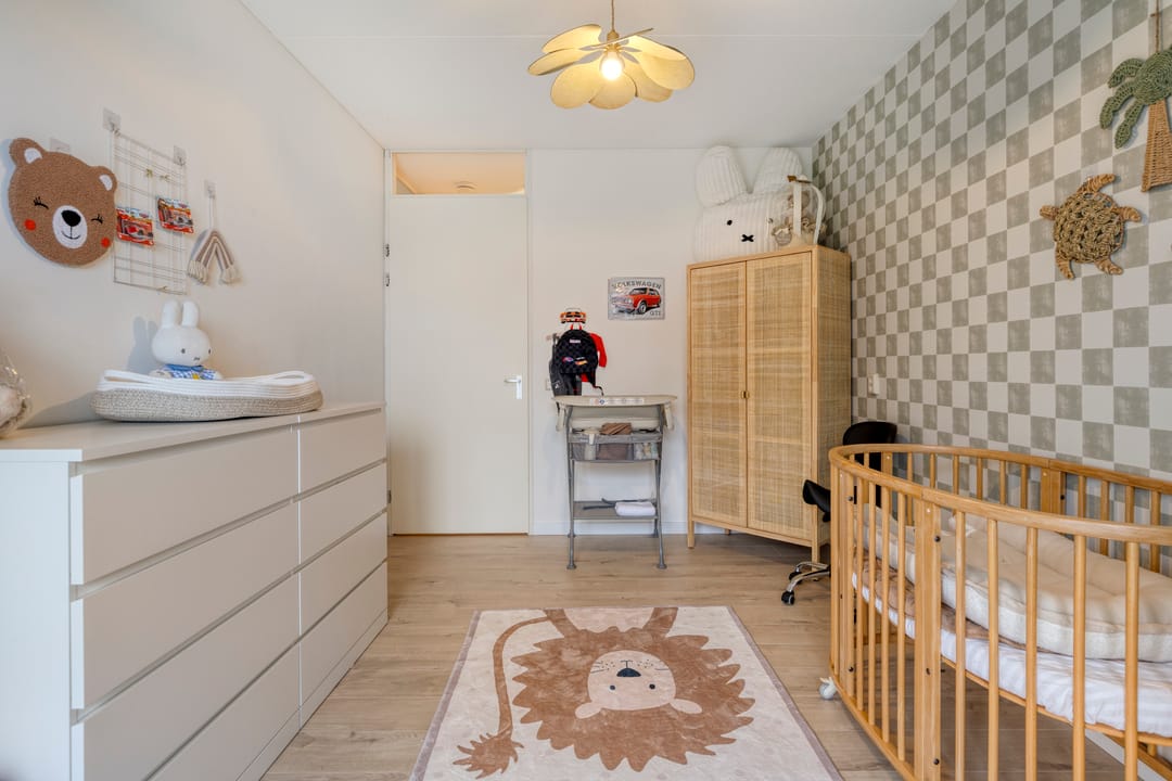 Modern corner apartment with sunny 180-degree balcony and parking in Hoogvliet — 28
