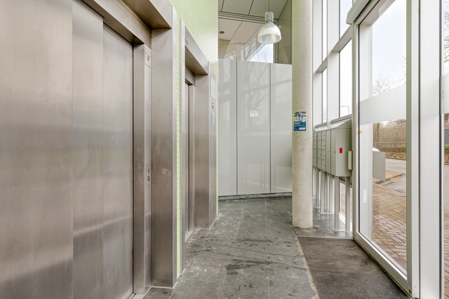 Modern corner apartment with sunny 180-degree balcony and parking in Hoogvliet — 35