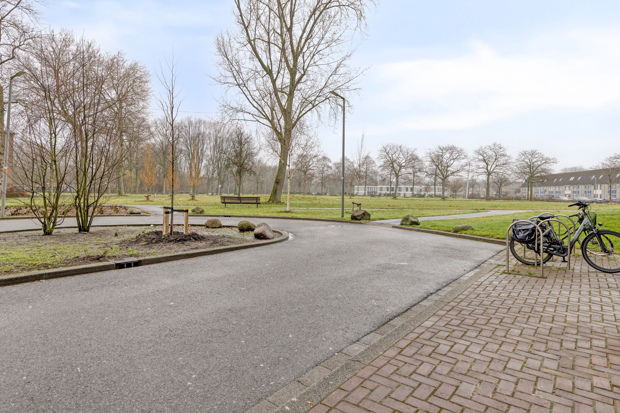 Modern corner apartment with sunny 180-degree balcony and parking in Hoogvliet — 36