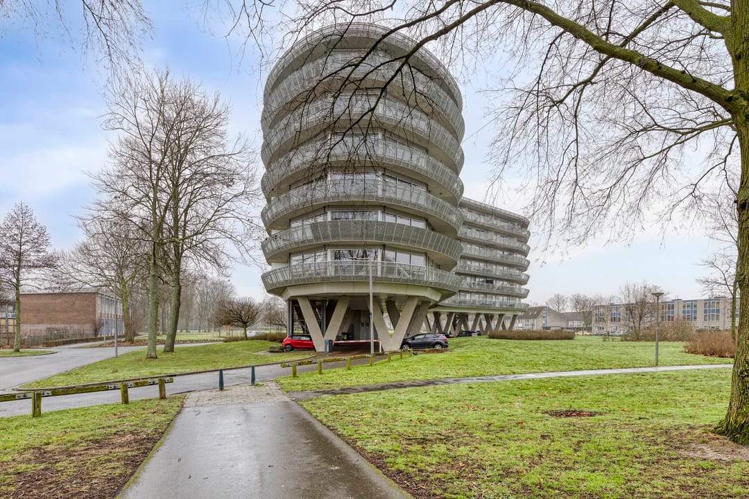 Modern corner apartment with sunny 180-degree balcony and parking in Hoogvliet — 38