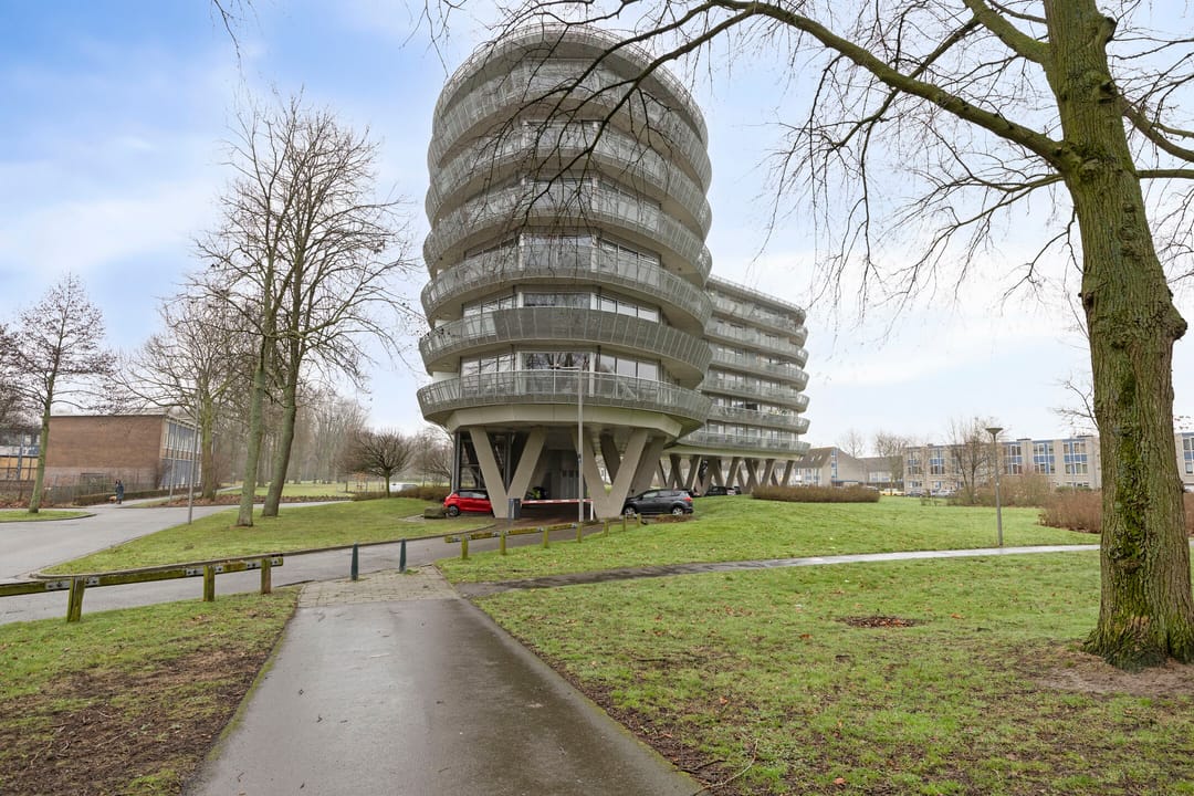 Modern corner apartment with sunny 180-degree balcony and parking in Hoogvliet — 37